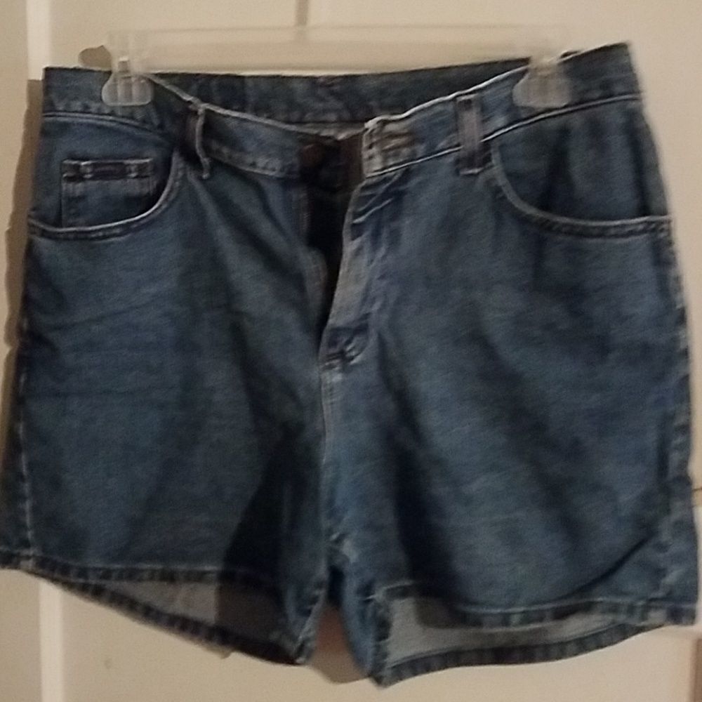 Shorts‎
